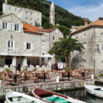 El puerto de Perast con sus alegres cafeterías