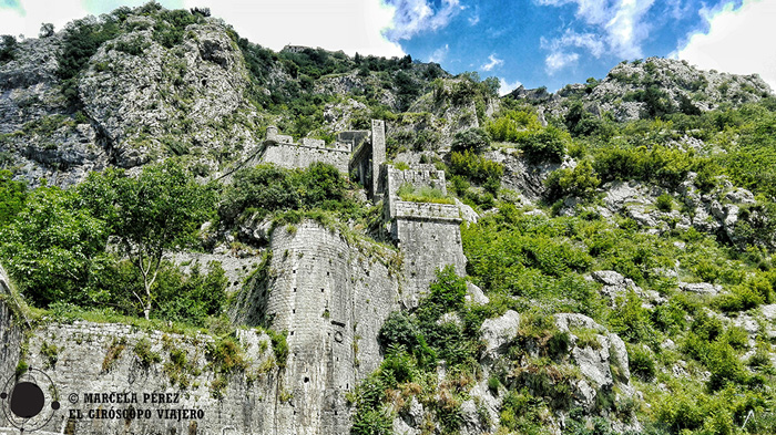 Las murallas de Kotor ascendiendo hacia la montaña