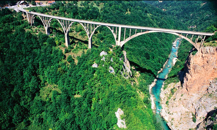 Puente de Djurdjevica sobre el río Tara