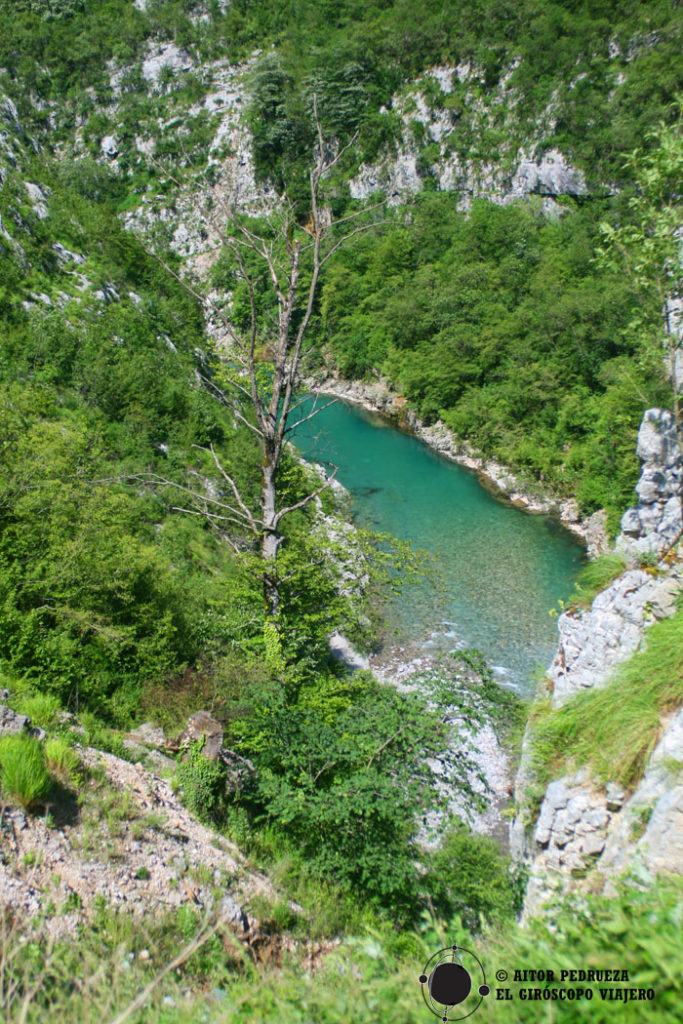 Ríos turquesas en el interior de Montenegro