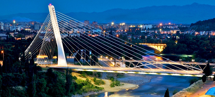Puente Millenium sobre el río Moraca